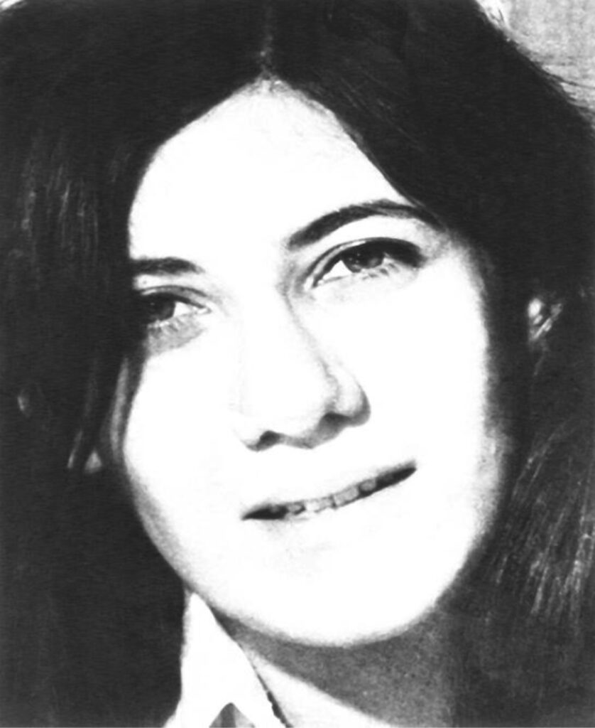 Esta imagen tiene un atributo alt vacío; el nombre del archivo es Gallina-Palacios-de-Nunez-Silvia-Beatriz-838x1024.jpg